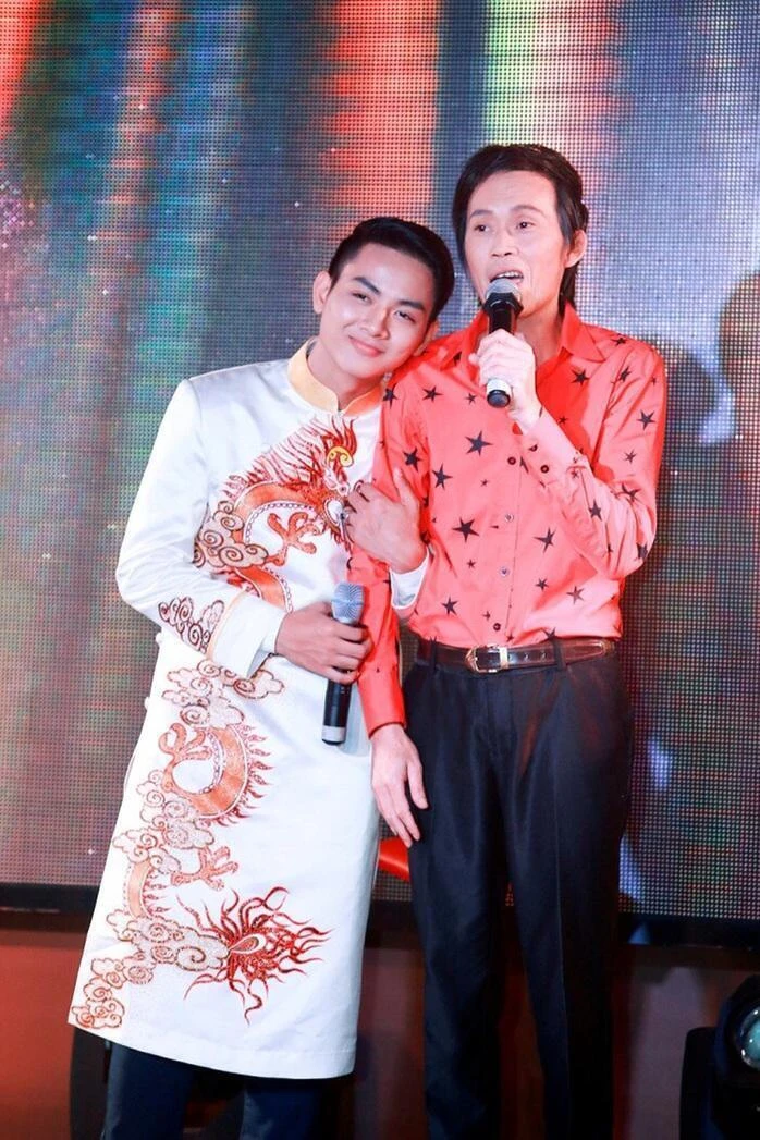 Hoài Lâm hiếm hoi đứng chung sân khấu, hội ngộ cha nuôi Hoài Linh Hoài Lâm hiếm hoi đứng chung sân khấu, hội ngộ cha nuôi Hoài Linh