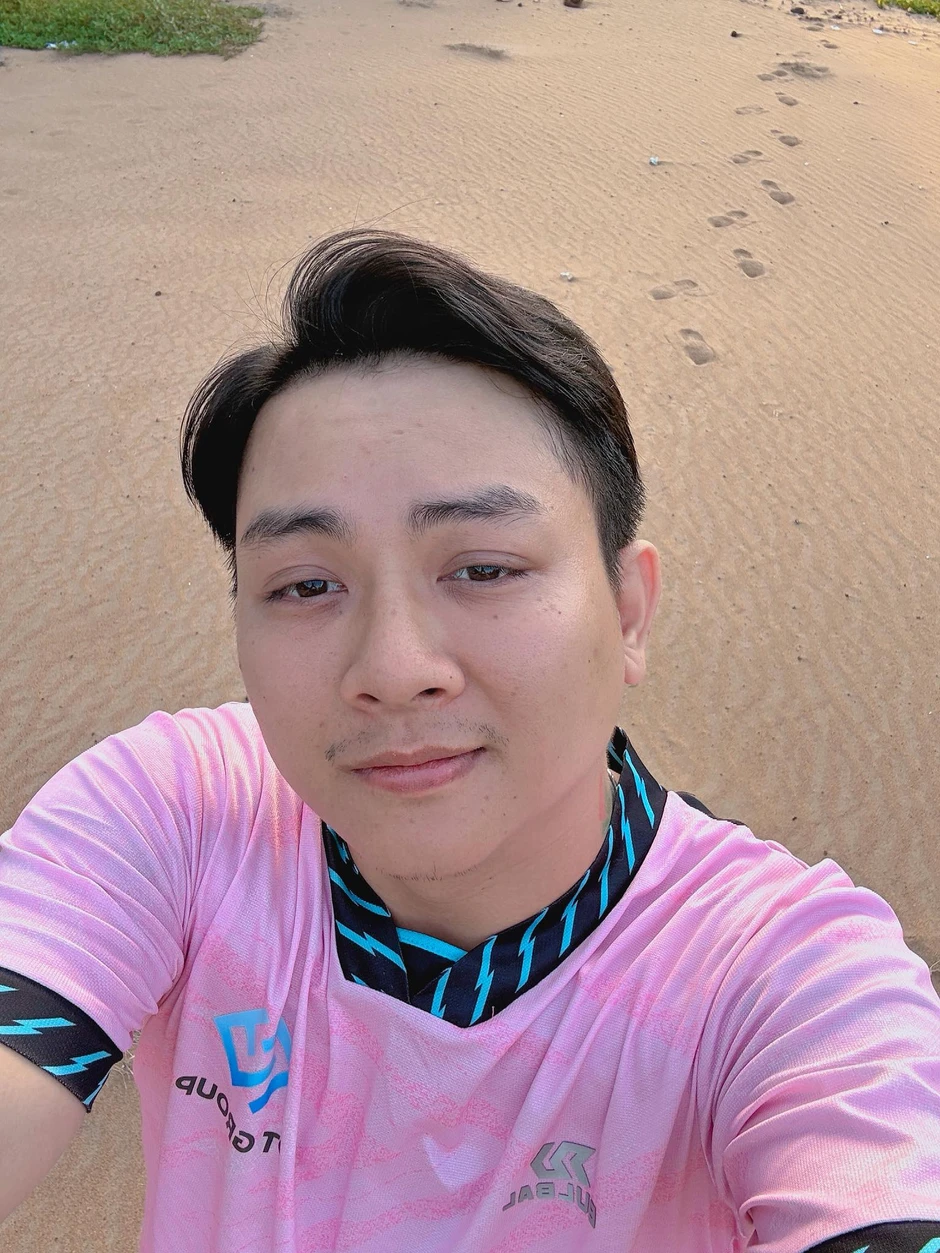 Hoài Lâm: Từng được so sánh ngang ngửa Sơn Tùng, nay diện mạo xuề xoà khó tin Hoài Lâm: Từng được so sánh ngang ngửa Sơn Tùng, nay diện mạo xuề xoà khó tin