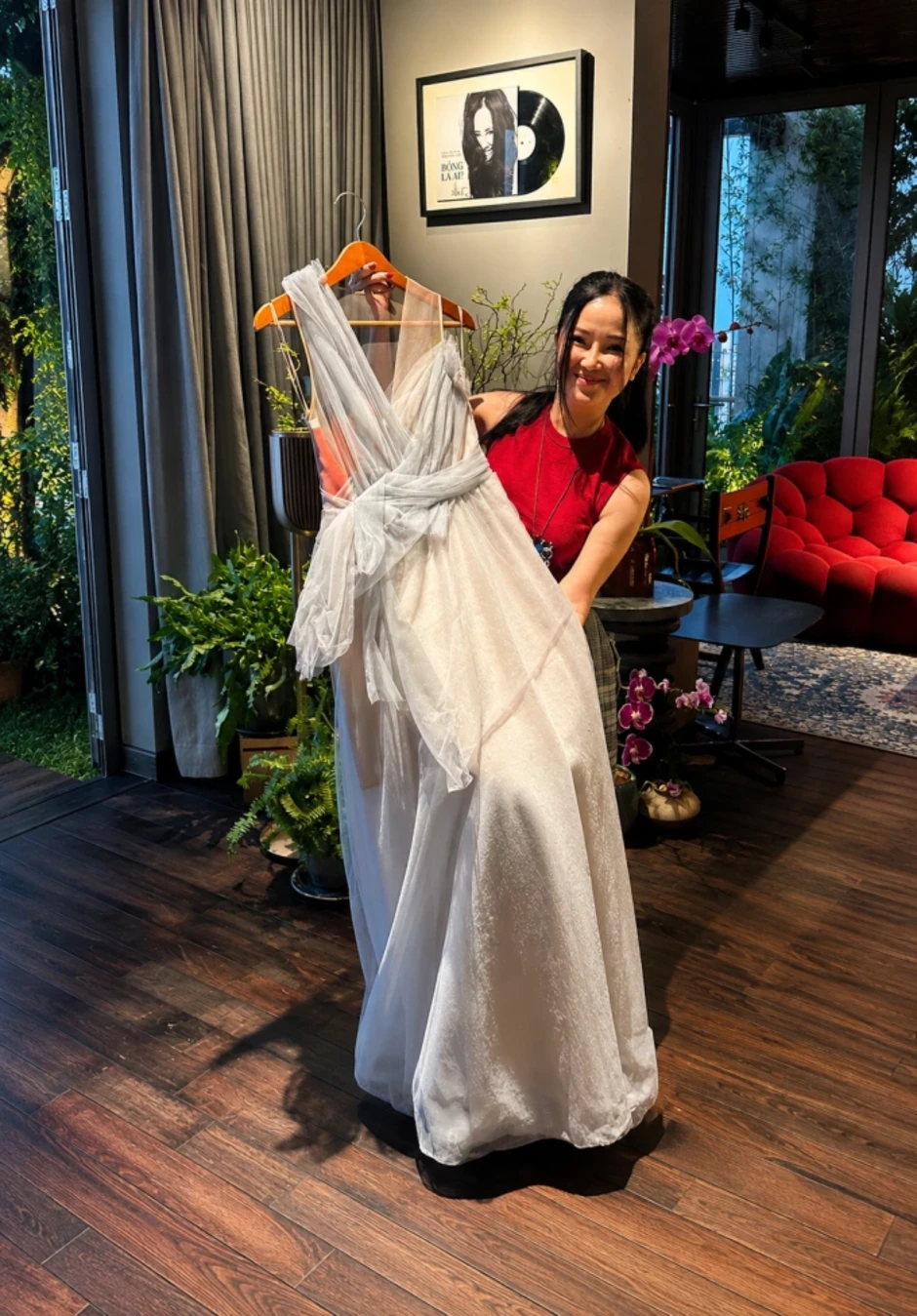 Hồng Nhung đấu giá váy ủng hộ bệnh nhân ung thư vú Hồng Nhung đấu giá váy ủng hộ bệnh nhân ung thư vú