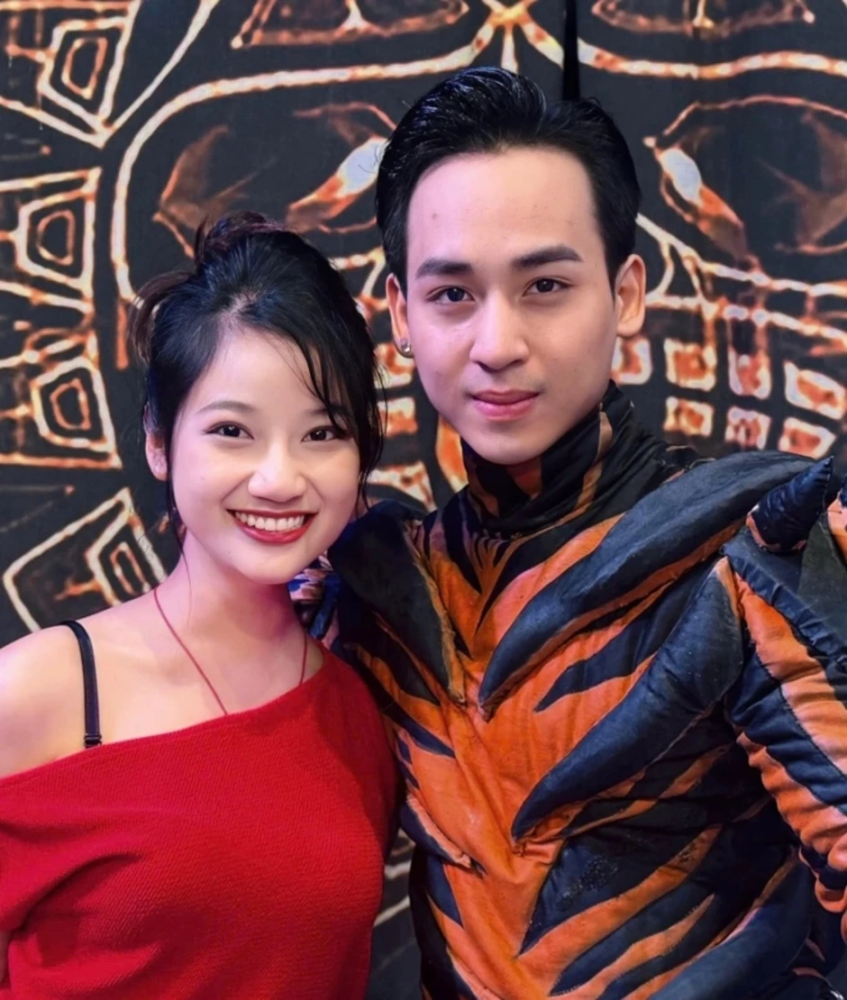 'Hot boy làng xiếc' Phùng Minh Cương: Vợ góp ý tưởng cho tôi thi hát