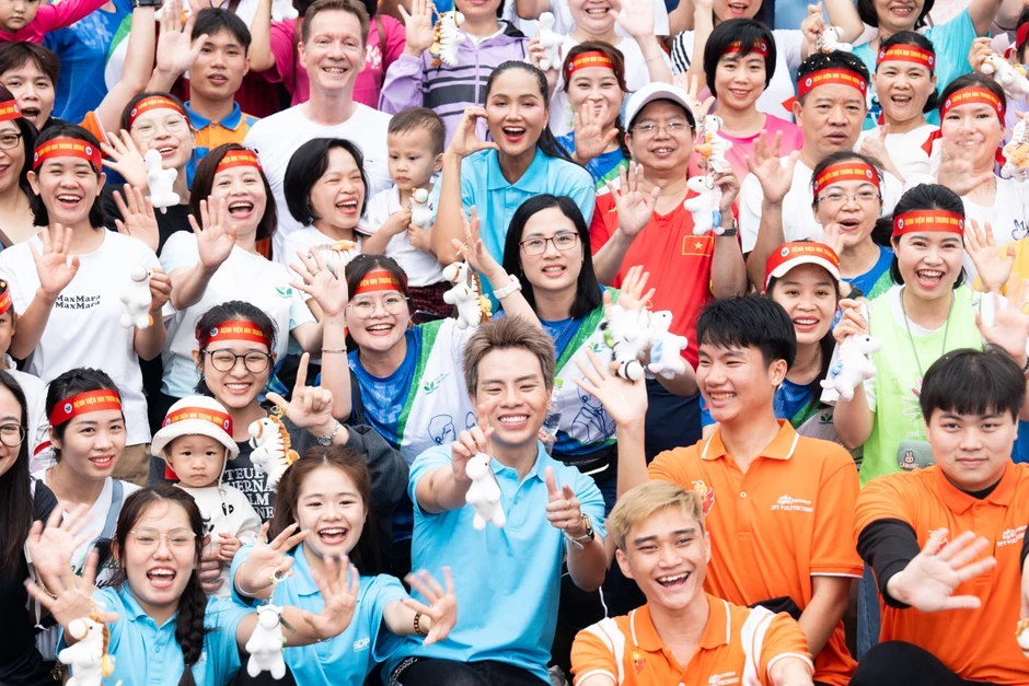Hứa Kim Tuyền c&ugrave;ng d&agrave;n kh&aacute;ch mời ph&aacute;t động giải chạy 'Run For Rare Kids'