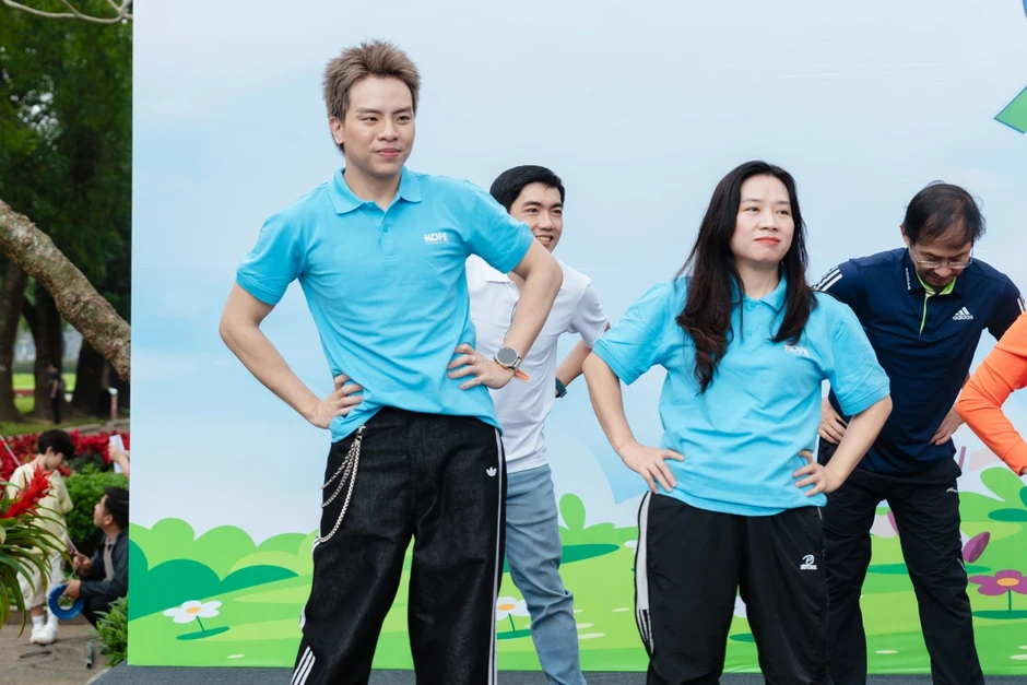 Hứa Kim Tuyền c&ugrave;ng d&agrave;n kh&aacute;ch mời ph&aacute;t động giải chạy 'Run For Rare Kids'