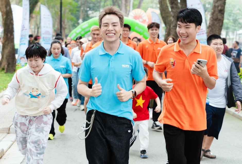Hứa Kim Tuyền c&ugrave;ng d&agrave;n kh&aacute;ch mời ph&aacute;t động giải chạy 'Run For Rare Kids'