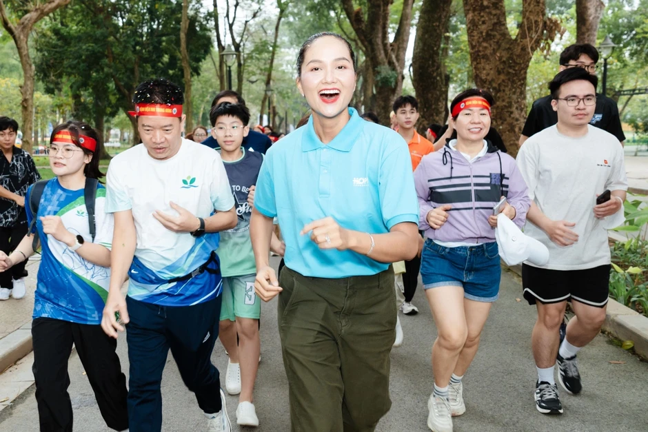 Hứa Kim Tuyền c&ugrave;ng d&agrave;n kh&aacute;ch mời ph&aacute;t động giải chạy 'Run For Rare Kids'