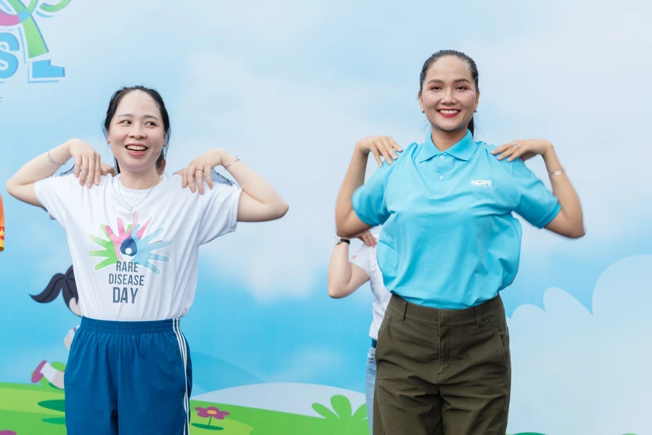 Hứa Kim Tuyền c&ugrave;ng d&agrave;n kh&aacute;ch mời ph&aacute;t động giải chạy 'Run For Rare Kids'