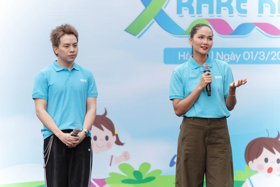 Hứa Kim Tuyền c&ugrave;ng d&agrave;n kh&aacute;ch mời ph&aacute;t động giải chạy 'Run For Rare Kids'