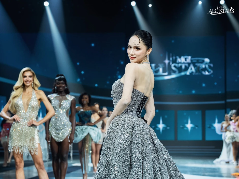 Hương Giang chiếm sạch spotlight đêm thi đầu tại Miss Grand, đang catwalk thì đột nhiên phun lửa Hương Giang chiếm sạch spotlight đêm thi đầu tại Miss Grand, đang catwalk thì đột nhiên phun lửa