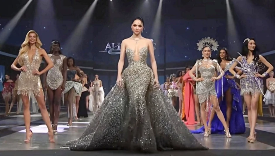 Hương Giang thi diễn áo tắm tại Miss Grand International Hương Giang thi diễn áo tắm tại Miss Grand International