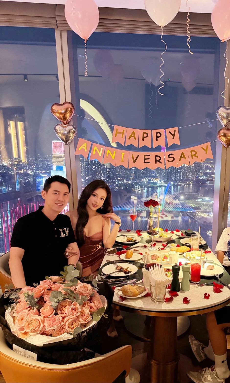 Huyền Baby U40 vẫn đẹp như đôi mươi: Chồng đại gia si mê suốt 13 năm, tặng biệt thự 100 tỷ Huyền Baby U40 vẫn đẹp như đôi mươi: Chồng đại gia si mê suốt 13 năm, tặng biệt thự 100 tỷ