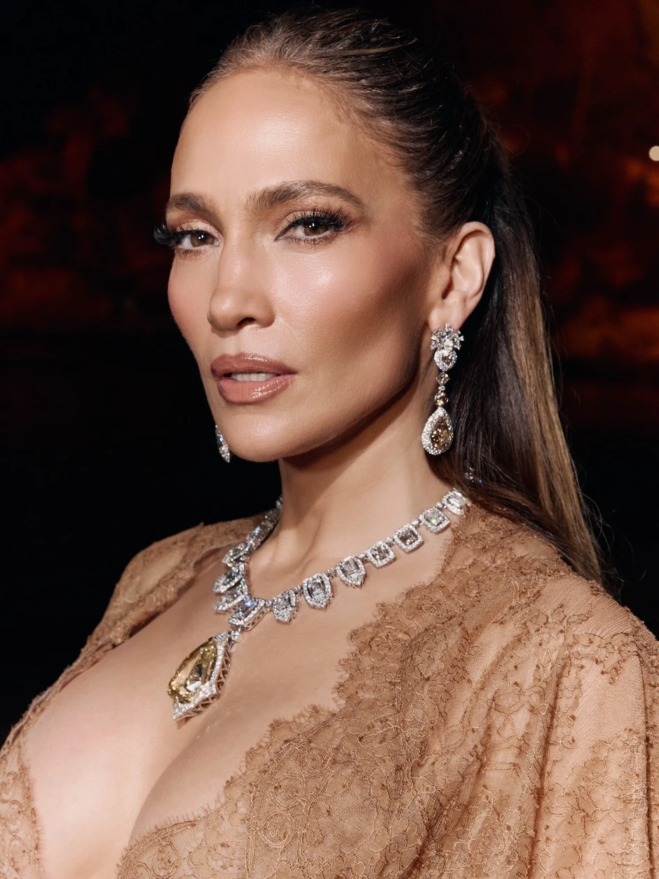 Jennifer Lopez khoe body nghẹt thở ở tuổi 57 bên dàn vũ công nam