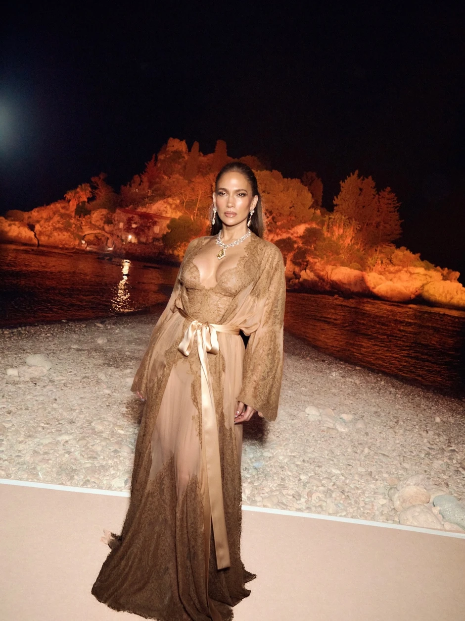 Jennifer Lopez khoe body nghẹt thở ở tuổi 57 bên dàn vũ công nam