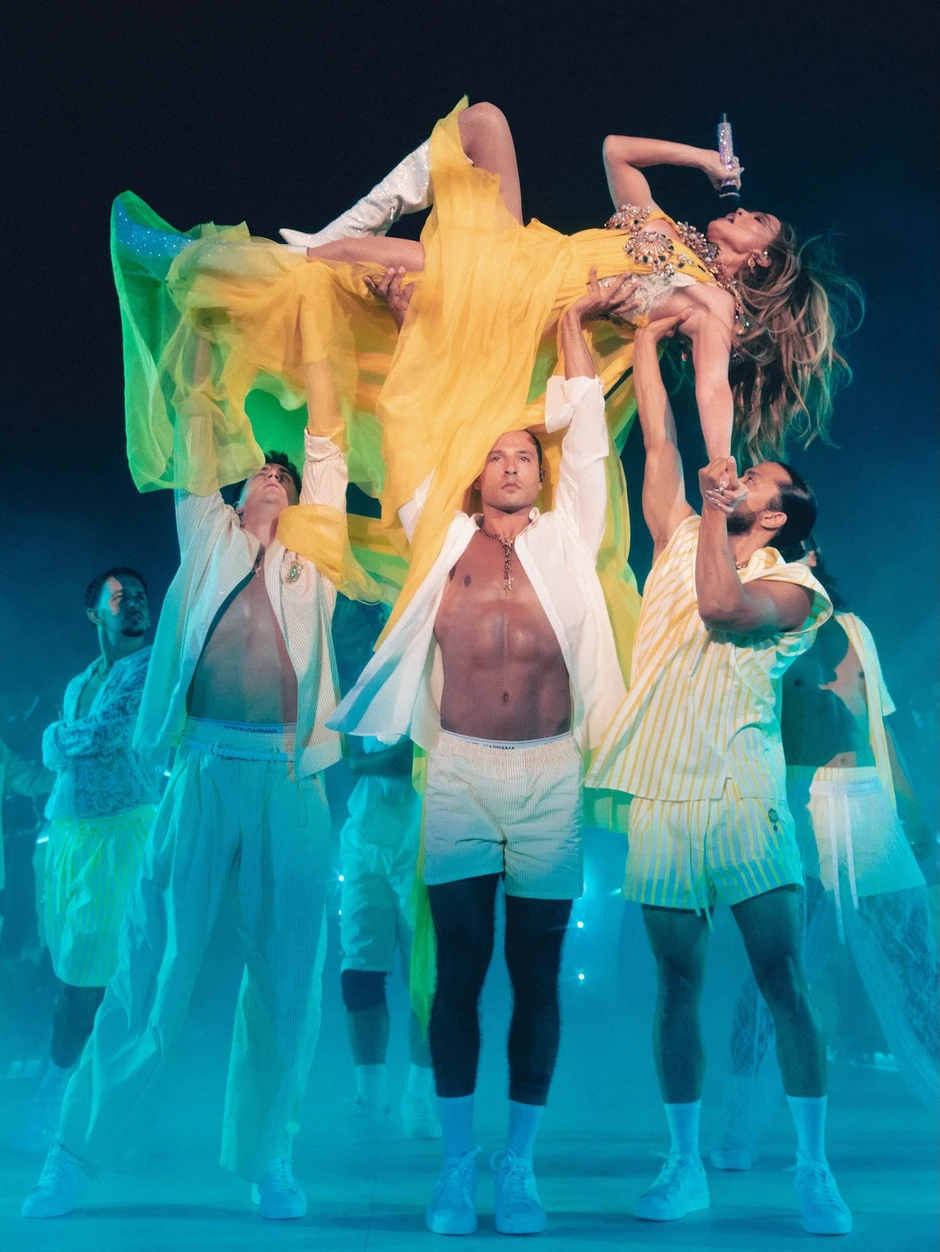 Jennifer Lopez khoe body nghẹt thở ở tuổi 57 bên dàn vũ công nam