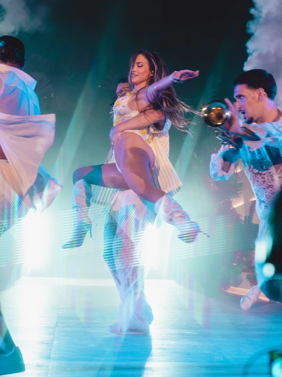 Jennifer Lopez khoe body nghẹt thở ở tuổi 57 bên dàn vũ công nam