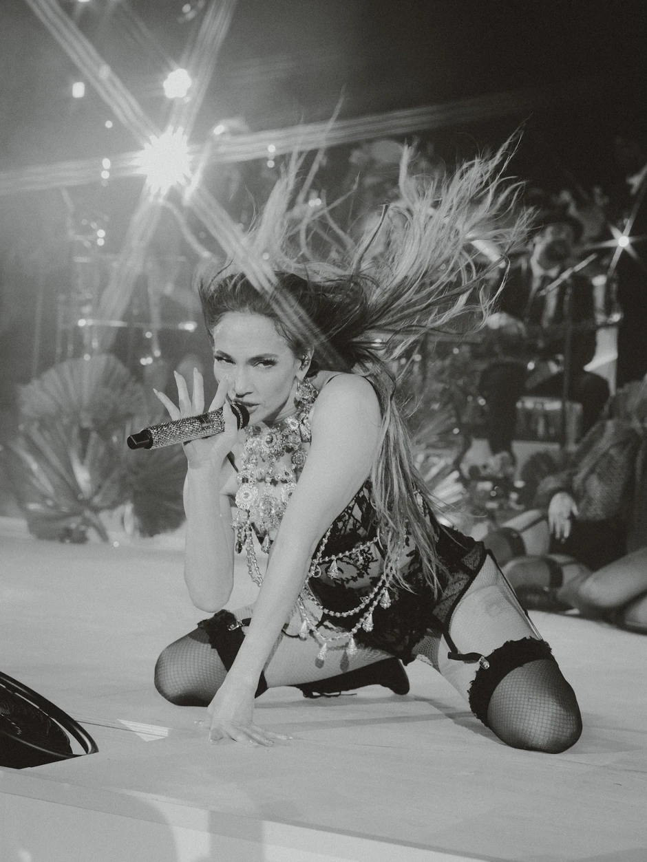 Jennifer Lopez khoe body nghẹt thở ở tuổi 57 bên dàn vũ công nam