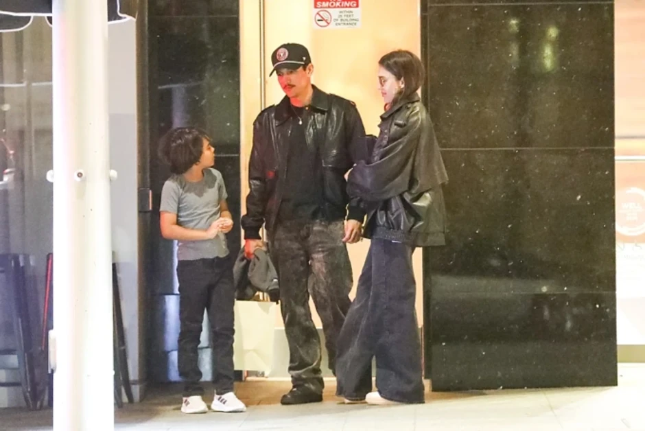 Jessica Alba dắt con trai út cùng đi hẹn hò