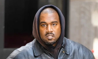 Kanye West bị kiện vì đánh người