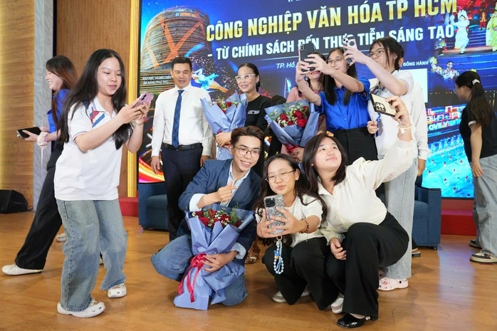 Khi ranh giới thẩm mỹ bị xô lệch (*): Nghệ sĩ và trách nhiệm công chúng Khi ranh giới thẩm mỹ bị xô lệch (*): Nghệ sĩ và trách nhiệm công chúng
