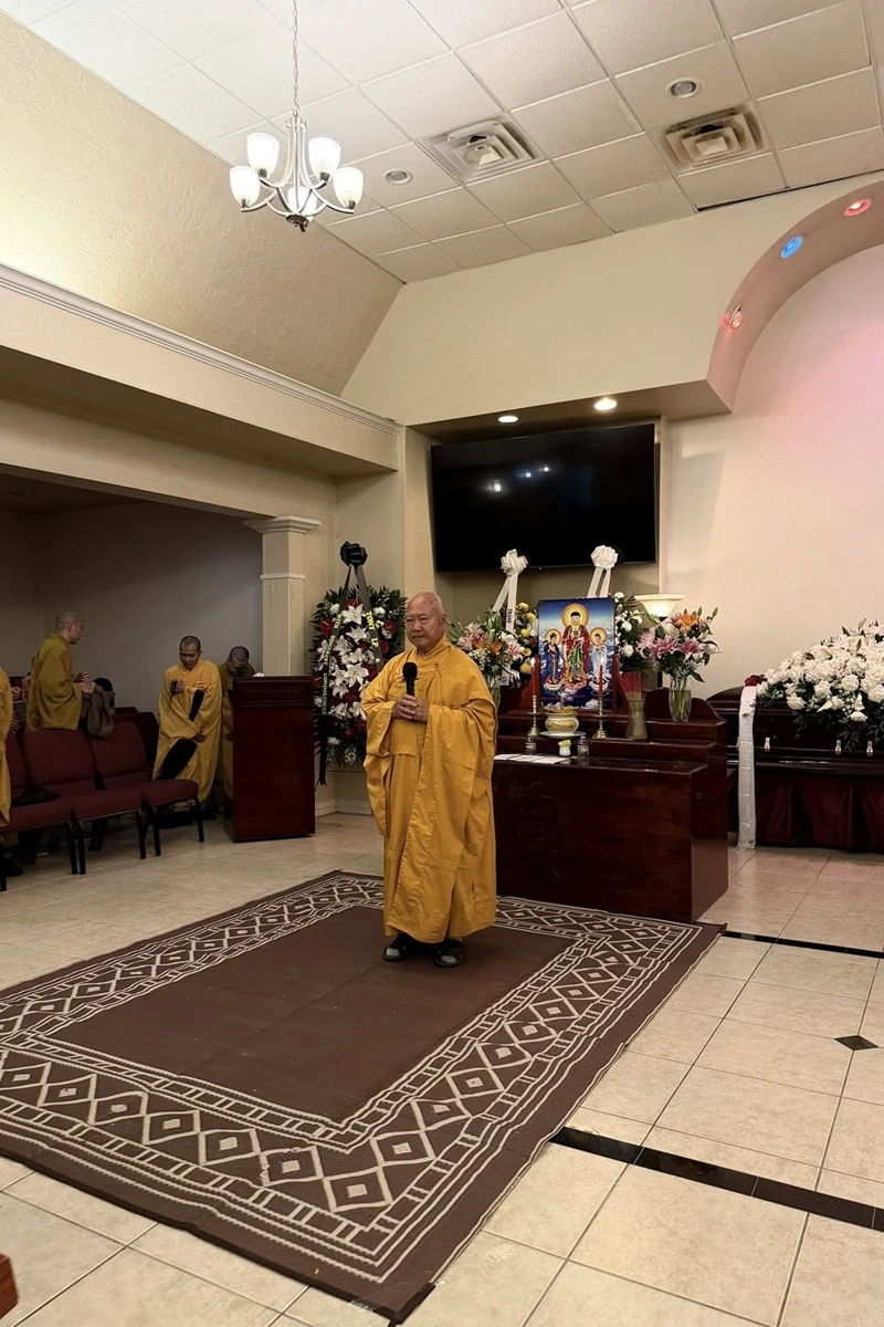 Khoảnh khắc đau lòng trong tang lễ của Kasim Hoàng Vũ Khoảnh khắc đau lòng trong tang lễ của Kasim Hoàng Vũ