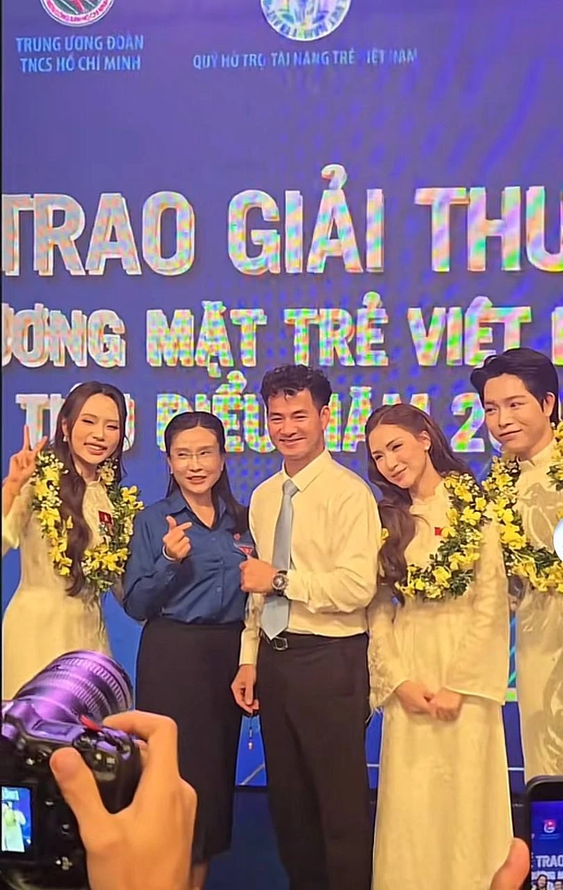 Khoảnh khắc "chiếm spotlight": Hòa Minzy - Đức Phúc - Phương Mỹ Chi đáng yêu bên Cục trưởng Xuân Bắc Khoảnh khắc "chiếm spotlight": Hòa Minzy - Đức Phúc - Phương Mỹ Chi đáng yêu bên Cục trưởng Xuân Bắc