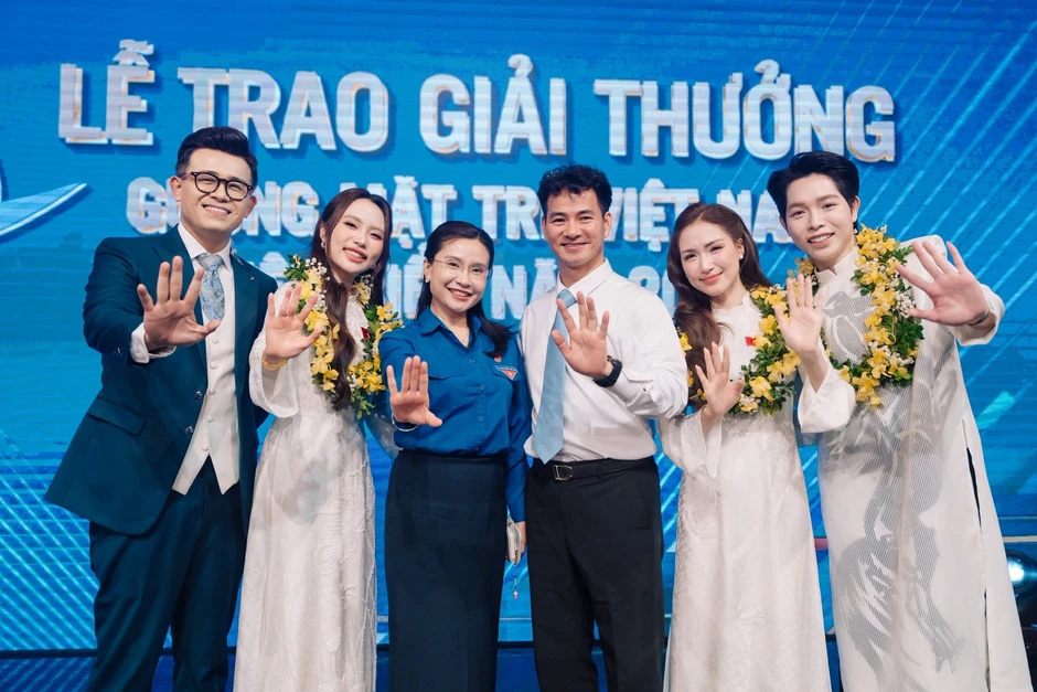 Không để ý camera, Phương Mỹ Chi bị "tóm" khoảnh khắc làm việc này giữa lễ trao giải Không để ý camera, Phương Mỹ Chi bị "tóm" khoảnh khắc làm việc này giữa lễ trao giải