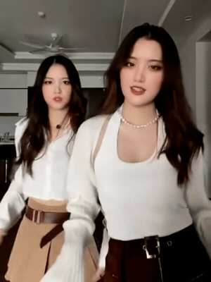 Khung hình "một chín một mười" của Phương Oanh và chị gái song sinh Khung hình "một chín một mười" của Phương Oanh và chị gái song sinh
