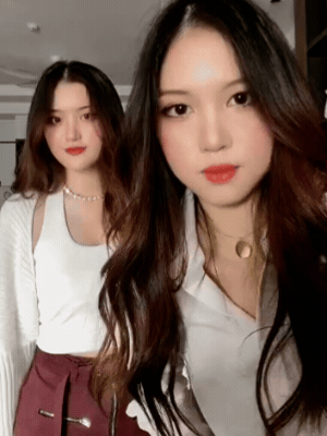 Khung hình "một chín một mười" của Phương Oanh và chị gái song sinh Khung hình "một chín một mười" của Phương Oanh và chị gái song sinh