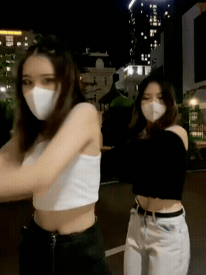 Khung hình "một chín một mười" của Phương Oanh và chị gái song sinh Khung hình "một chín một mười" của Phương Oanh và chị gái song sinh