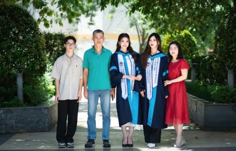 Khung hình "một chín một mười" của Phương Oanh và chị gái song sinh Khung hình "một chín một mười" của Phương Oanh và chị gái song sinh