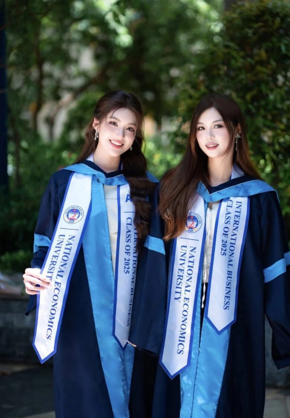 Khung hình "một chín một mười" của Phương Oanh và chị gái song sinh Khung hình "một chín một mười" của Phương Oanh và chị gái song sinh