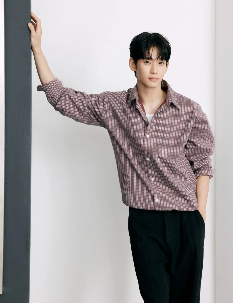 Kim Soo Hyun lộ diện sau scandal Kim Soo Hyun lộ diện sau scandal