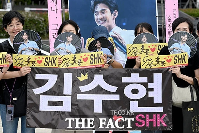 Kim Soo Hyun 'Nữ hoàng nước mắt' trao giải The Fact Music Awards 2026, fan phản ứng Kim Soo Hyun 'Nữ hoàng nước mắt' trao giải The Fact Music Awards 2026, fan phản ứng