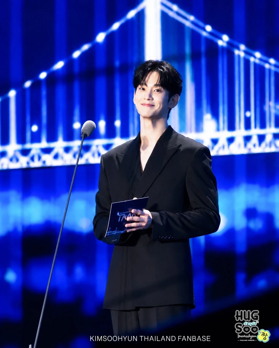 Kim Soo Hyun 'Nữ hoàng nước mắt' trao giải The Fact Music Awards 2026, fan phản ứng Kim Soo Hyun 'Nữ hoàng nước mắt' trao giải The Fact Music Awards 2026, fan phản ứng