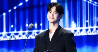 Kim Soo Hyun 'Nữ hoàng nước mắt' trao giải The Fact Music Awards 2026, fan phản ứng
