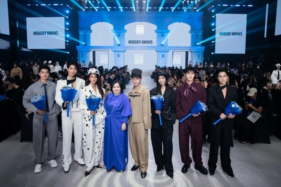 Kim Tuyến, Đồng Ánh Quỳnh catwalk Kim Tuyến, Đồng Ánh Quỳnh catwalk