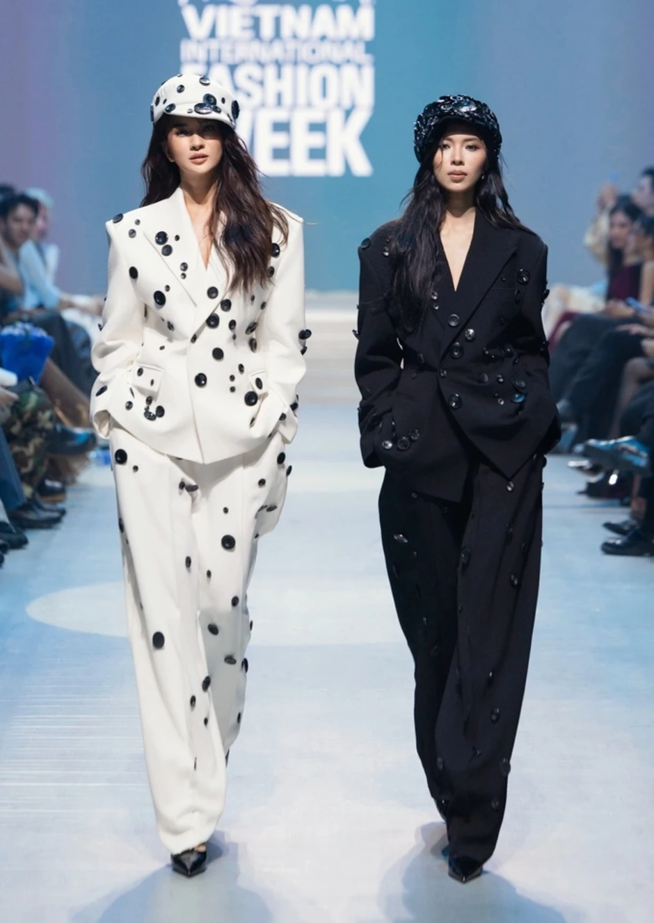 Kim Tuyến, Đồng Ánh Quỳnh catwalk Kim Tuyến, Đồng Ánh Quỳnh catwalk