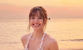 Lisa thả dáng trên biển đón tuổi 29
