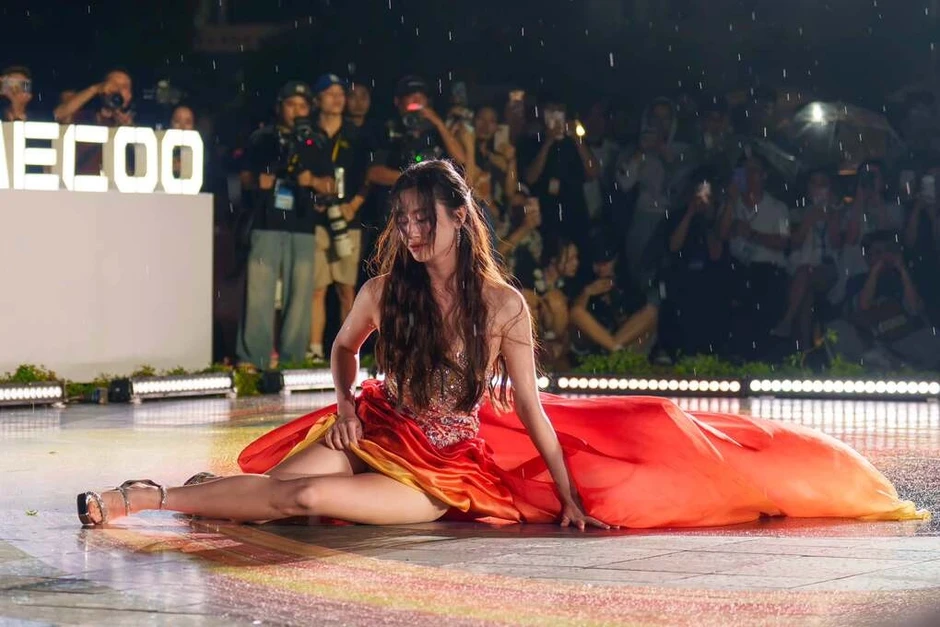 Lương Thùy Linh ngã trên sân khấu Miss World Lương Thùy Linh ngã trên sân khấu Miss World