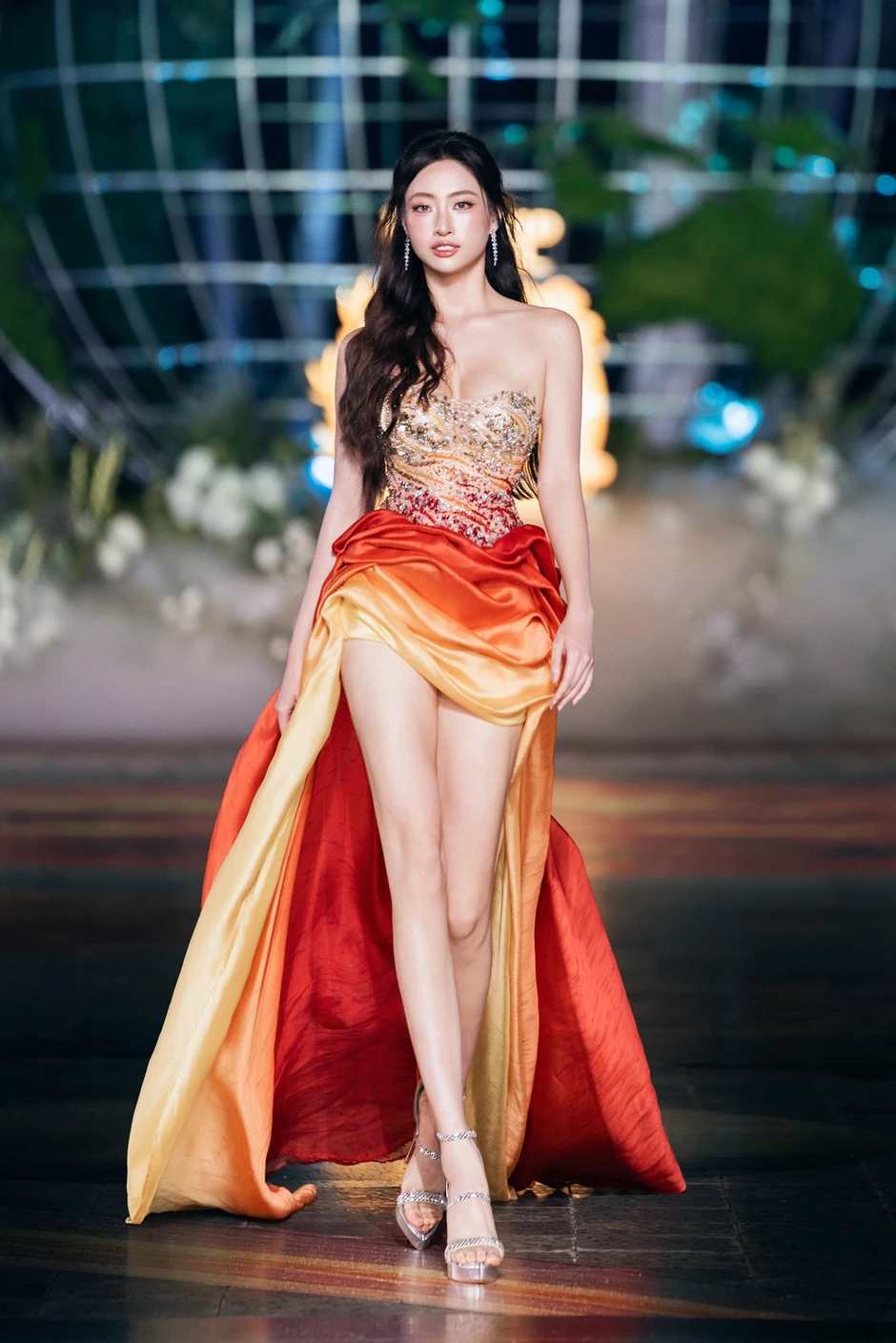 Lương Thùy Linh ngã trên sân khấu Miss World Lương Thùy Linh ngã trên sân khấu Miss World