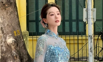 Lưu Thi Thi tạo dáng trên đường phố Hà Nội