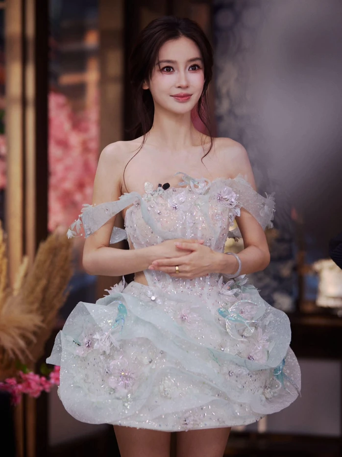 Mỹ nhân Angelababy đẹp vô thực với đầm Việt Mỹ nhân Angelababy đẹp vô thực với đầm Việt