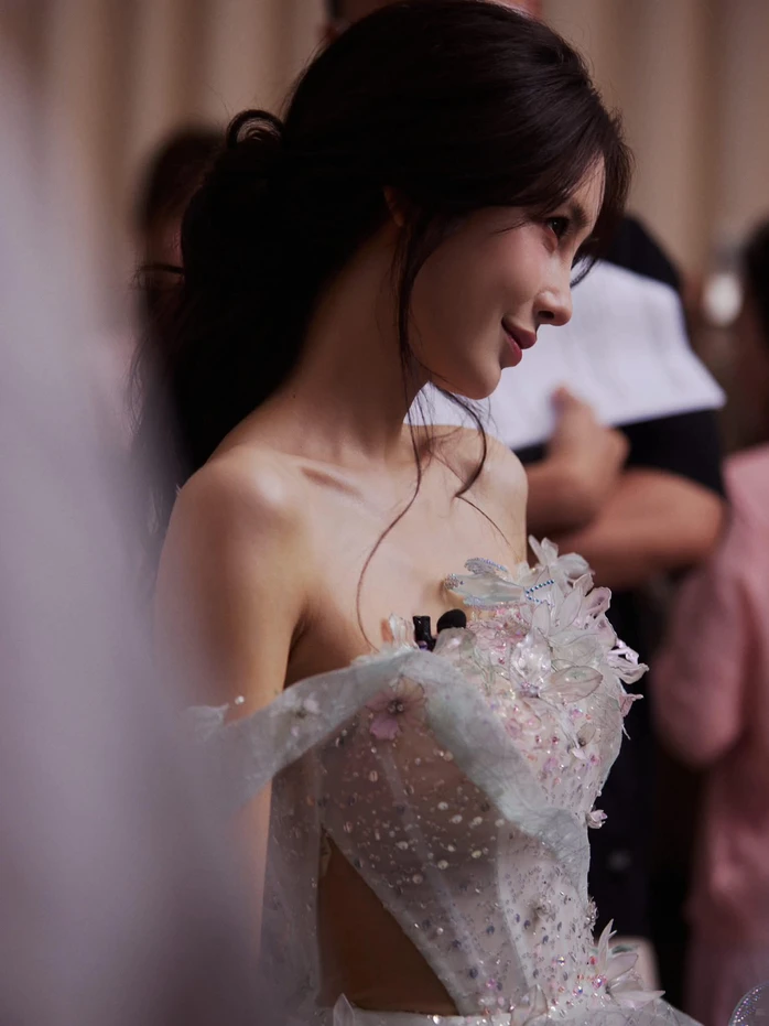 Mỹ nhân Angelababy đẹp vô thực với đầm Việt Mỹ nhân Angelababy đẹp vô thực với đầm Việt