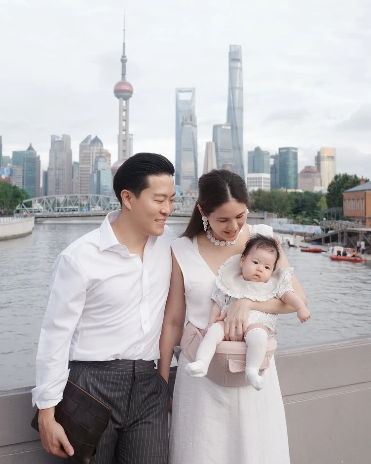 Mỹ nh&acirc;n Th&aacute;i c&ugrave;ng chồng con nghỉ dưỡng ở Nha Trang