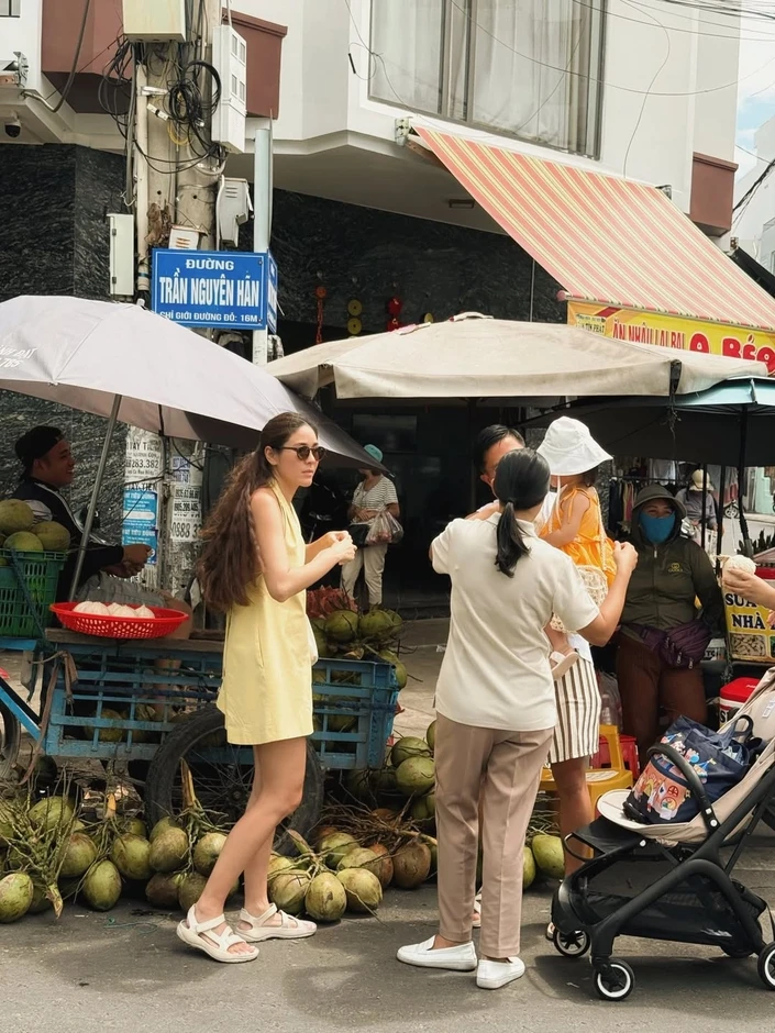 Mỹ nh&acirc;n Th&aacute;i c&ugrave;ng chồng con nghỉ dưỡng ở Nha Trang
