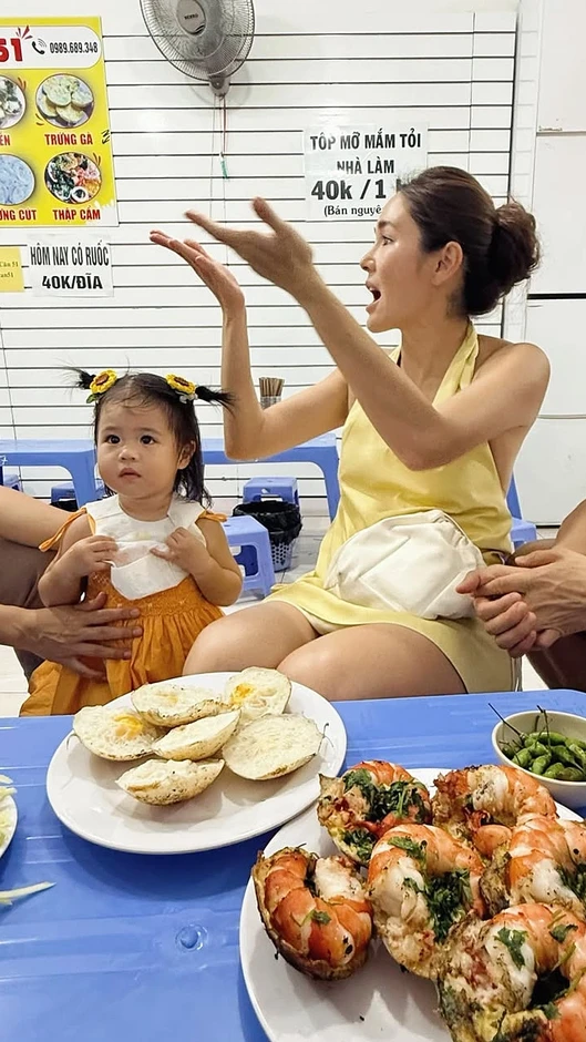 Mỹ nh&acirc;n Th&aacute;i c&ugrave;ng chồng con nghỉ dưỡng ở Nha Trang