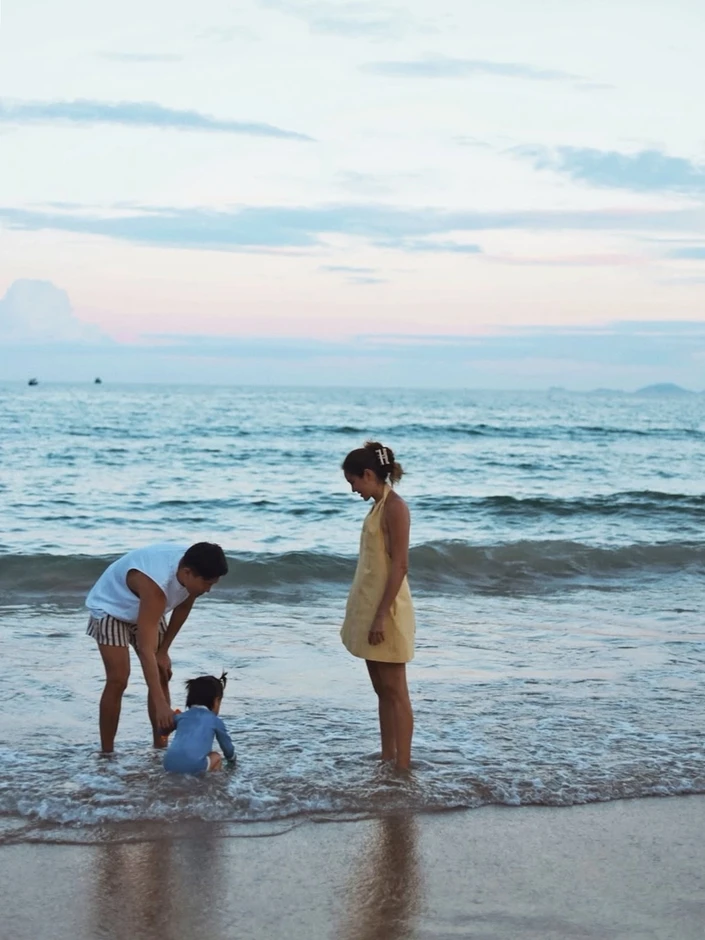 Mỹ nh&acirc;n Th&aacute;i c&ugrave;ng chồng con nghỉ dưỡng ở Nha Trang