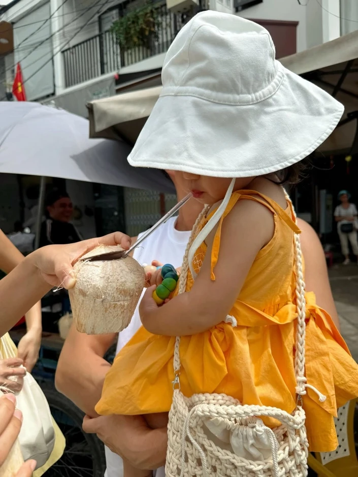 Mỹ nh&acirc;n Th&aacute;i c&ugrave;ng chồng con nghỉ dưỡng ở Nha Trang