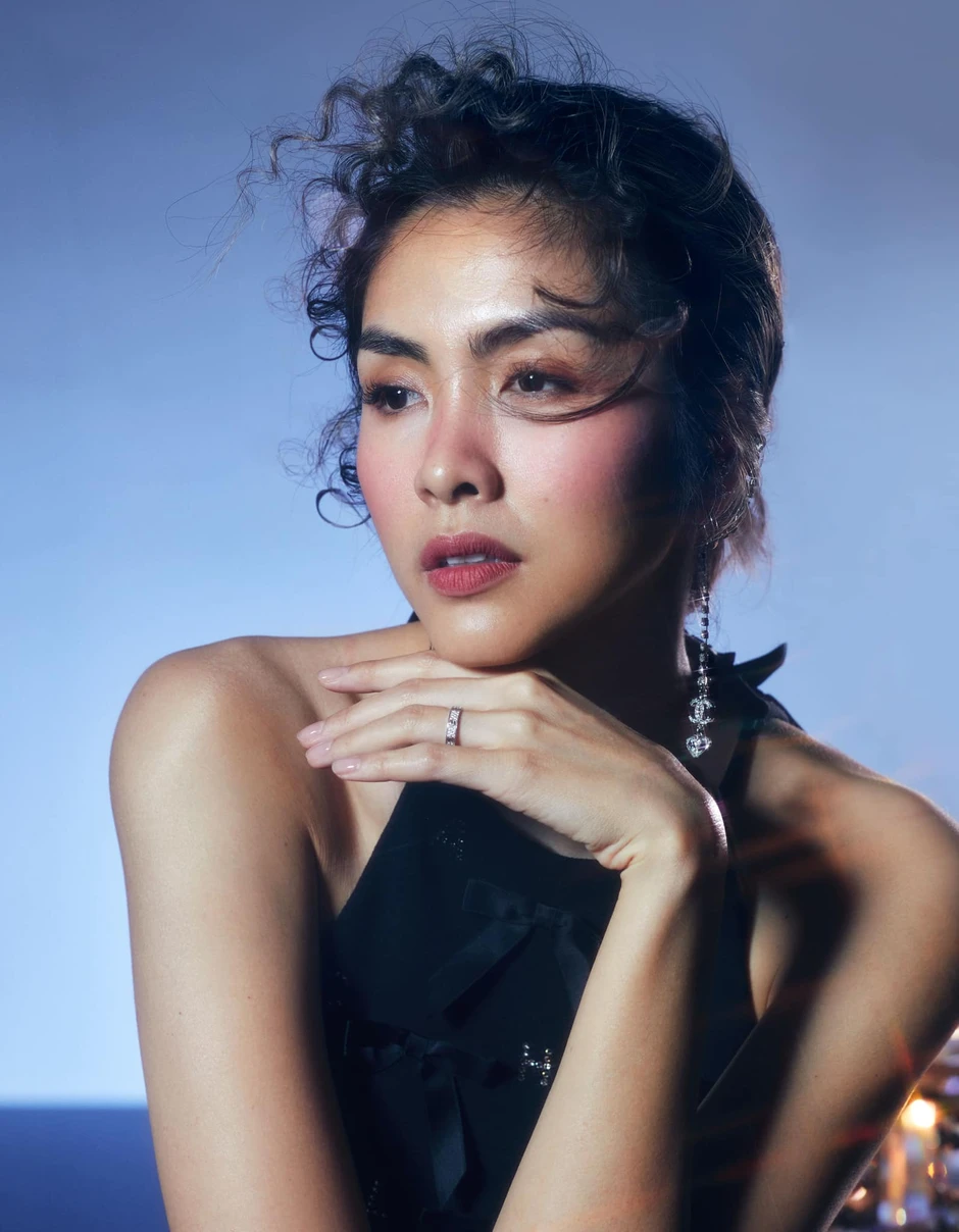 Ma Ran Đô thoải mái lộ diện, Tăng Thanh Hà quyết che ô đen kín bưng tại tiệc đóng máy Hoàng Hậu Cuối Cùng Ma Ran Đô thoải mái lộ diện, Tăng Thanh Hà quyết che ô đen kín bưng tại tiệc đóng máy Hoàng Hậu Cuối Cùng