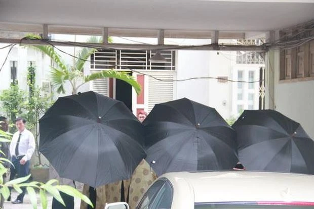 Ma Ran Đô thoải mái lộ diện, Tăng Thanh Hà quyết che ô đen kín bưng tại tiệc đóng máy Hoàng Hậu Cuối Cùng Ma Ran Đô thoải mái lộ diện, Tăng Thanh Hà quyết che ô đen kín bưng tại tiệc đóng máy Hoàng Hậu Cuối Cùng