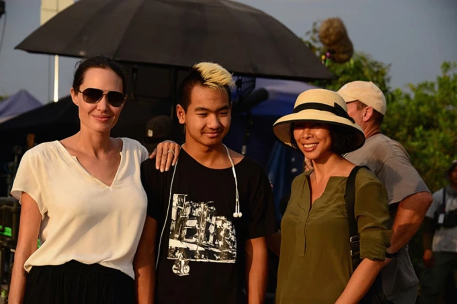 Maddox nộp đơn xin bỏ họ Brad Pitt Maddox nộp đơn xin bỏ họ Brad Pitt