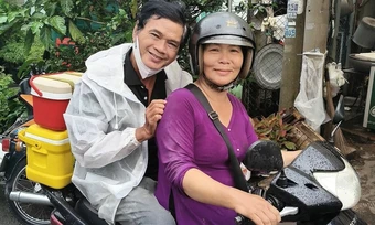 Mai Trần làm shipper phụ vợ mưu sinh
